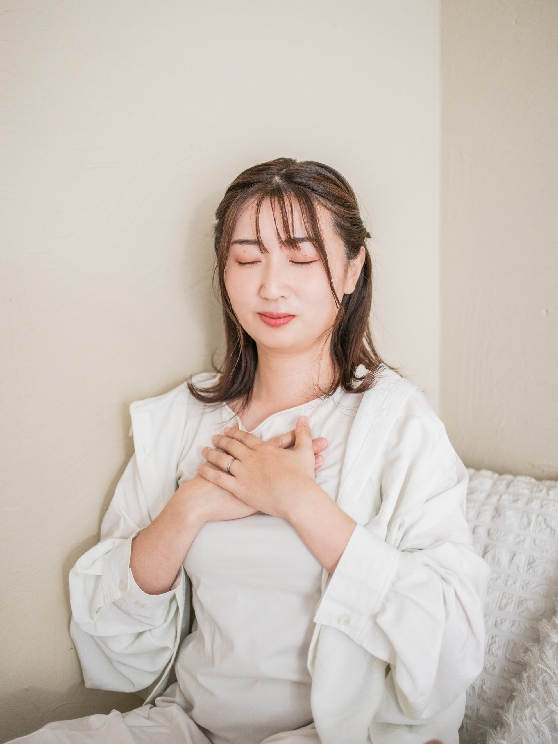 心臓に手を当てている渡辺ゆかりさん